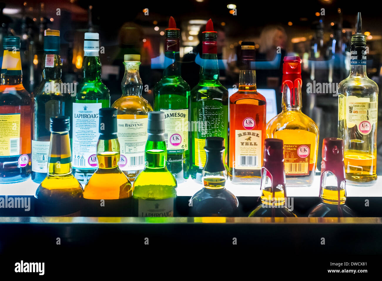 Flaschen alkoholische Spirituosen bar, London, UK Stockfoto
