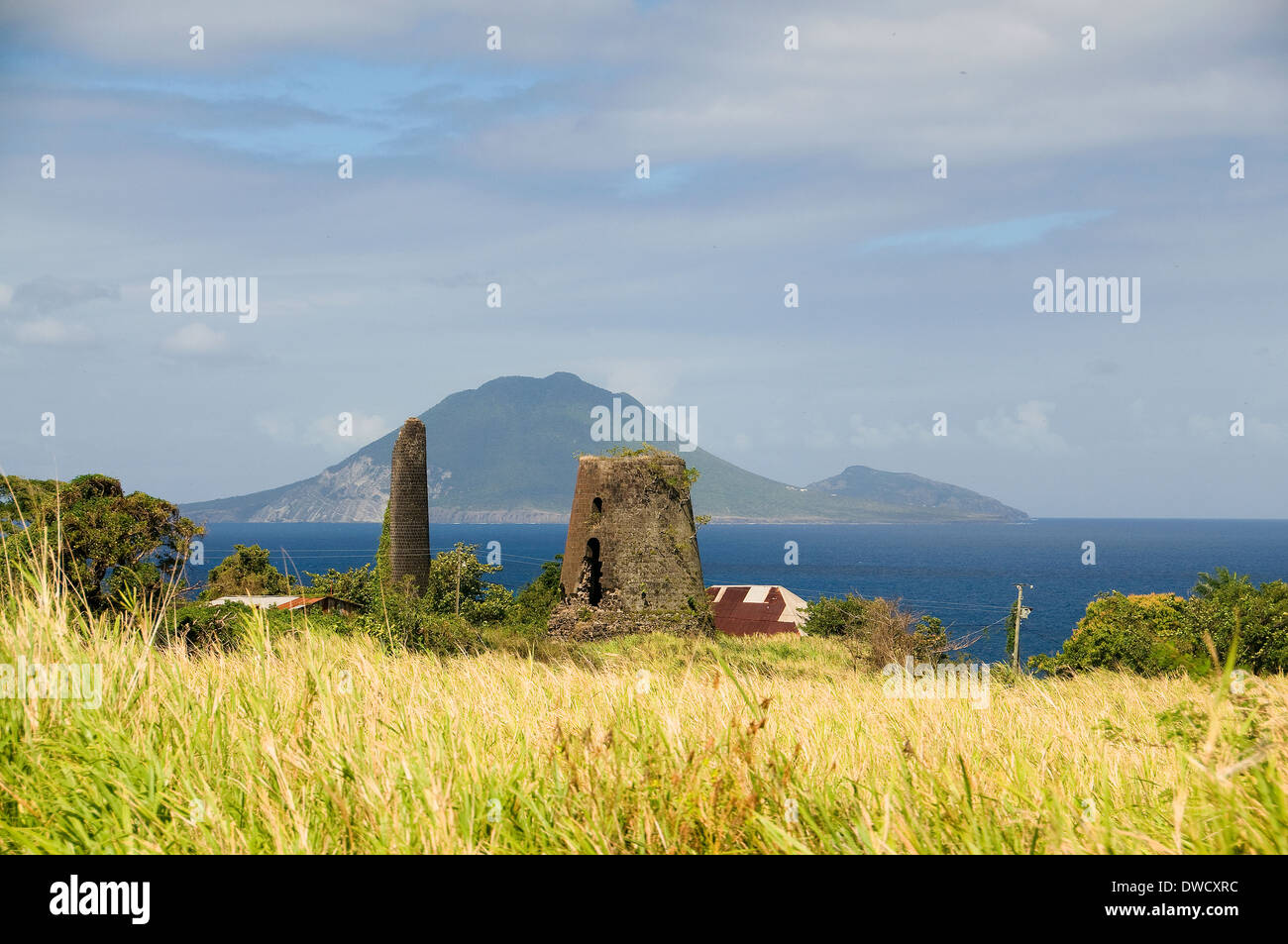 Die bergige Sint Eustatius ist eine wunderschöne Kulisse für eine der St. Kitts aufgegeben Rohrzucker Mühlen. Stockfoto