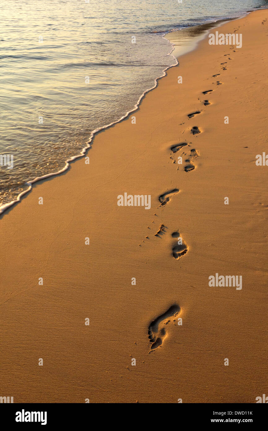 Menschliche Fußspuren im Sand Beach auf Koh Kood, Thailand Stockfoto