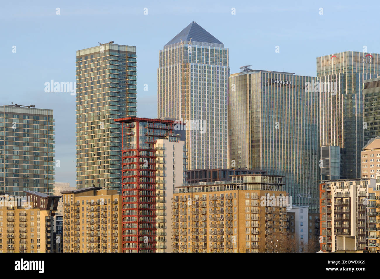 Wolkenkratzer und Apartments im Geschäftsviertel Canary Wharf, London UK Stockfoto
