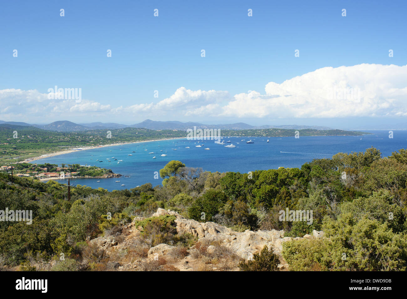 Ansicht der Plage de Pampelonne St Tropez Frankreich von Phare de Camarat Stockfoto