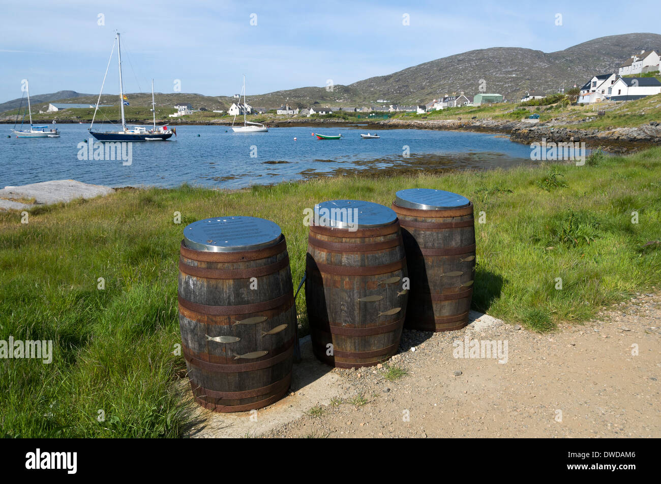 Schautafeln montiert auf Fässern auf Hering Trail, Castlebay, Isle of Barra, Western Isles, Schottland, UK Stockfoto