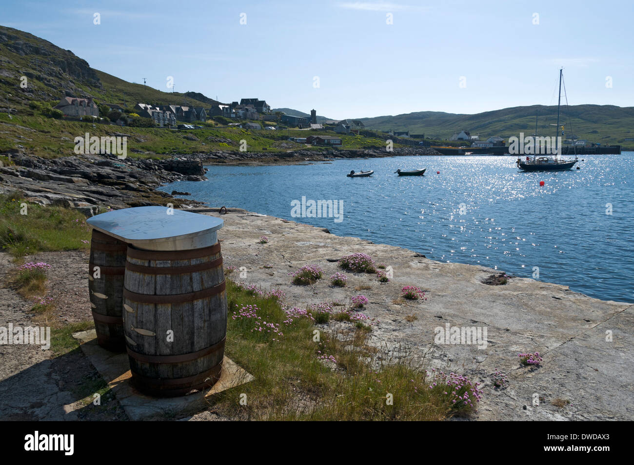 Schautafeln montiert auf Fässern auf Hering Trail, Castlebay, Isle of Barra, Western Isles, Schottland, UK Stockfoto