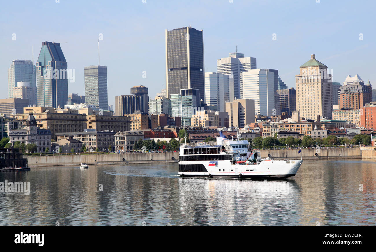 Montreal-Skyline und Kreuzfahrt-Boot am Sankt-Lorenz-Strom Stockfoto