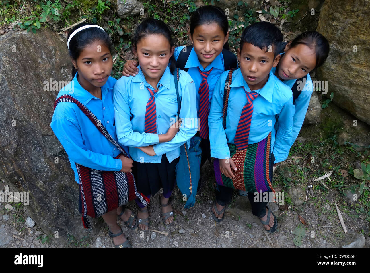 SCOOL-Kinder auf eine Spur in der Gorkha Region Nepals. Stockfoto