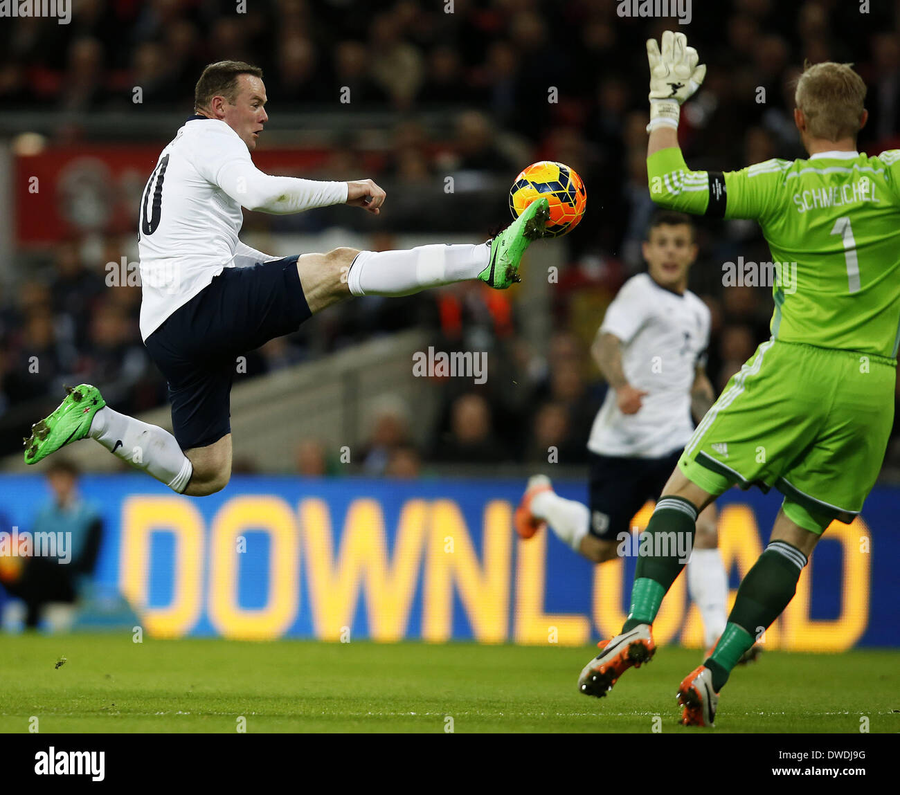 London, UK. 5. März 2014. Wayne Rooney(R) von England steuert den Ball bei einem internationalen Freundschaftsspiel zwischen England und Dänemark im Wembley Stadion in London, Großbritannien am 5. März 2014. England gewann mit 1: 0. Bildnachweis: Wang Lili/Xinhua/Alamy Live-Nachrichten Stockfoto