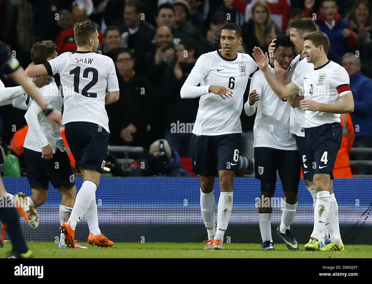 London, UK. 5. März 2014. Daniel Sturridge(3rd R) von England feiert scoring mit Teamkollegen während einer internationalen Freundschaftsspiel zwischen England und Dänemark im Wembley Stadion in London, England am 5. März 2014. England gewann mit 1: 0. Bildnachweis: Wang Lili/Xinhua/Alamy Live-Nachrichten Stockfoto