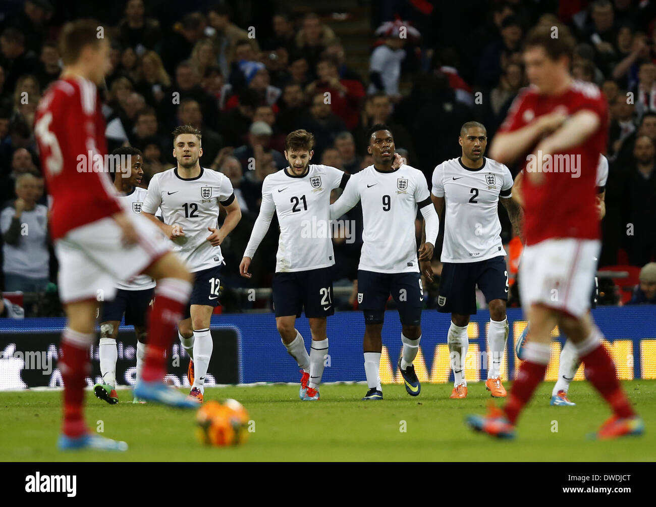 London, Nr. 9) des Königreichs feiert scoring mit Teamkollegen während einer internationalen Freundschaftsspiel zwischen Großbritannien und Dänemark im Wembley Stadion in London. 5. März 2014. Daniel Sturridge(3rd, R, No.9) von England feiert scoring mit Teamkollegen während einer internationalen Freundschaftsspiel zwischen England und Dänemark im Wembley Stadion in London, England am 5. März 2014. England gewann mit 1: 0. Bildnachweis: Wang Lili/Xinhua/Alamy Live-Nachrichten Stockfoto