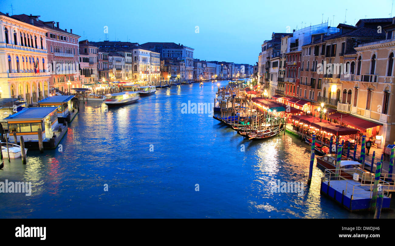 Venedig, die Rialto-Brücke in der Abenddämmerung, Italien Stockfoto