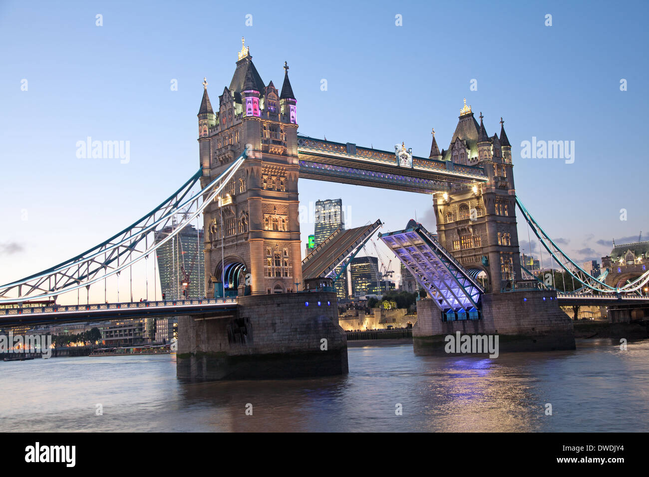 Tower Bridge in der Dämmerung, London, England Stockfoto
