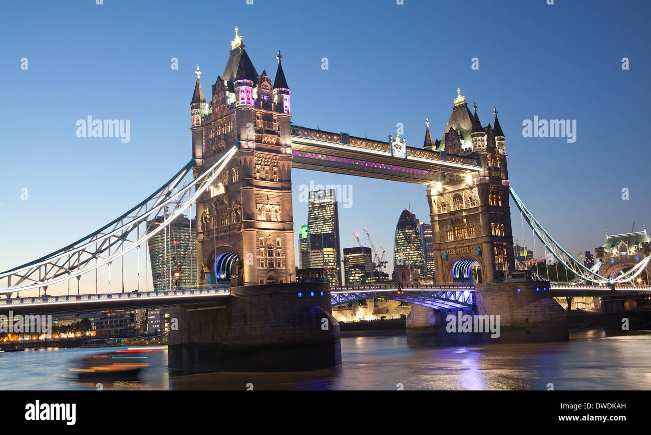 Tower Bridge in der Dämmerung, London, England Stockfoto
