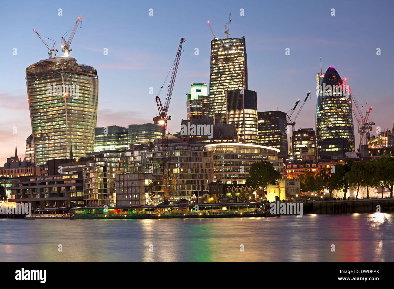 Skyline von London in der Abenddämmerung, England Stockfoto