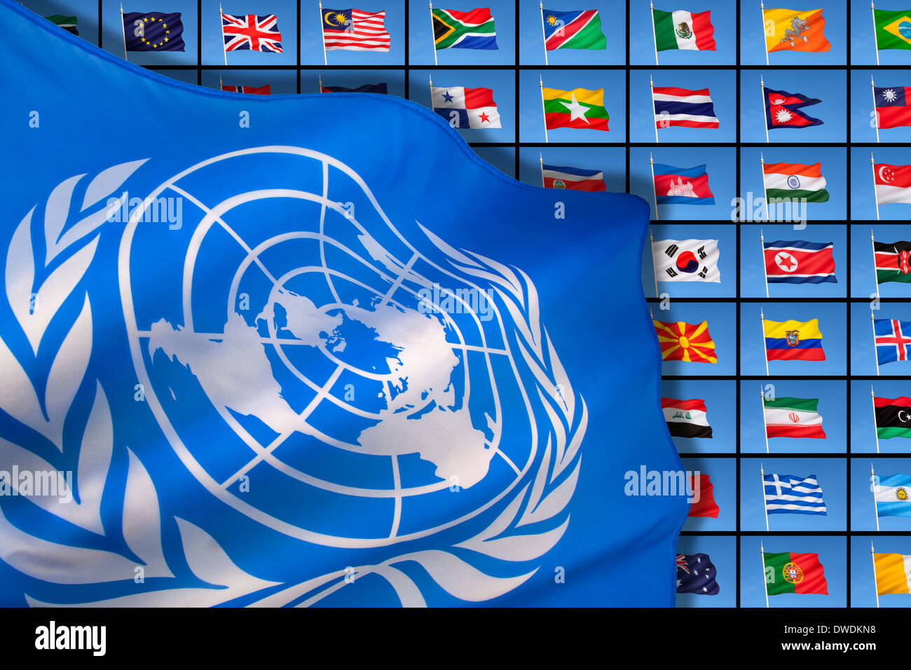 Die Flagge der Vereinten Nationen auf dem Hintergrund der internationalen Fahnen Stockfoto