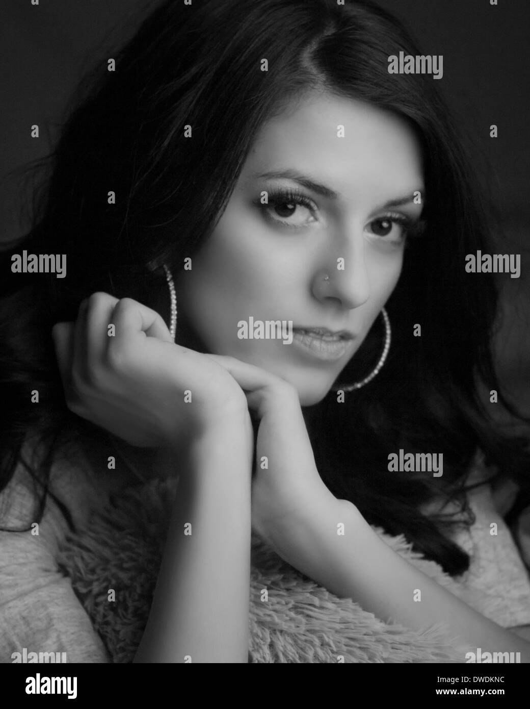 schöne junge Frau mit sanften Augen und sanften Ausdruck. Hände zusammen, friedliche Stockfoto