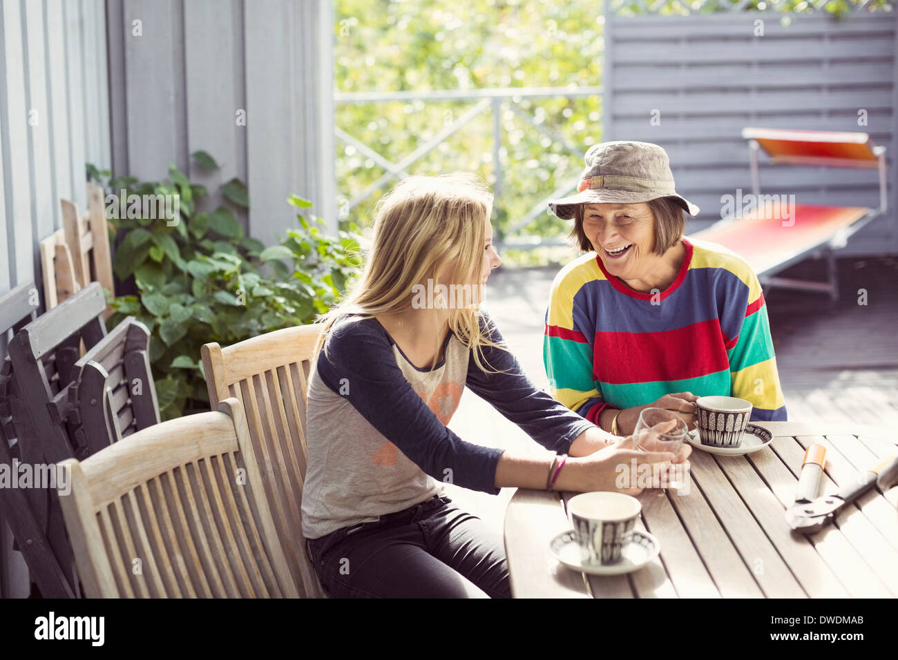 Großmutter und Enkelin Kaffeetrinken in Hof Stockfoto