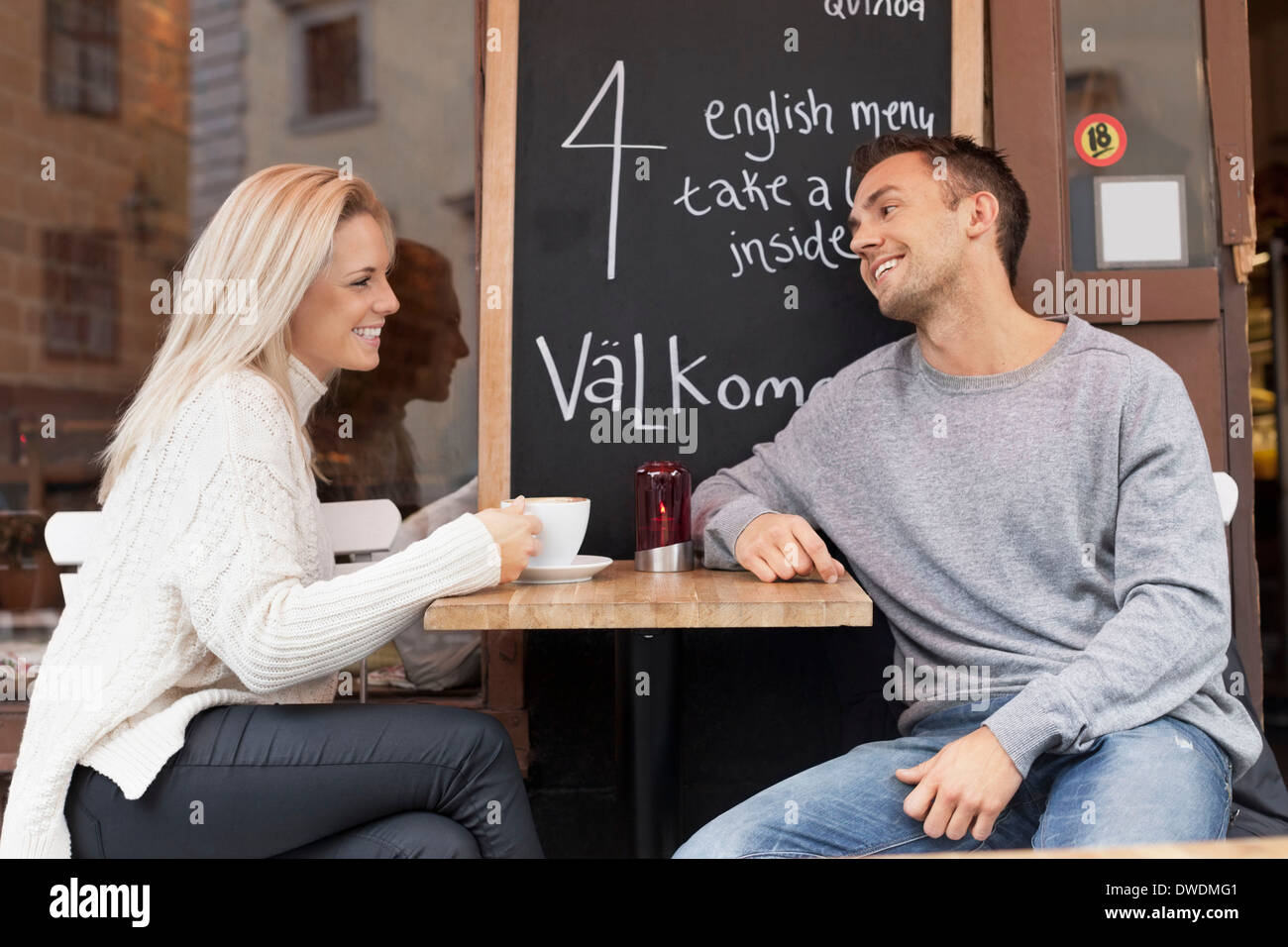 Junges Paar Freizeit im Café im Freien zu verbringen Stockfoto