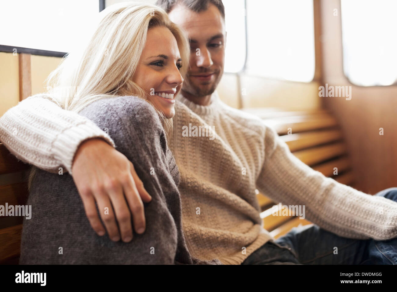 Romantische junges Paar sitzt auf Fähre Stockfoto