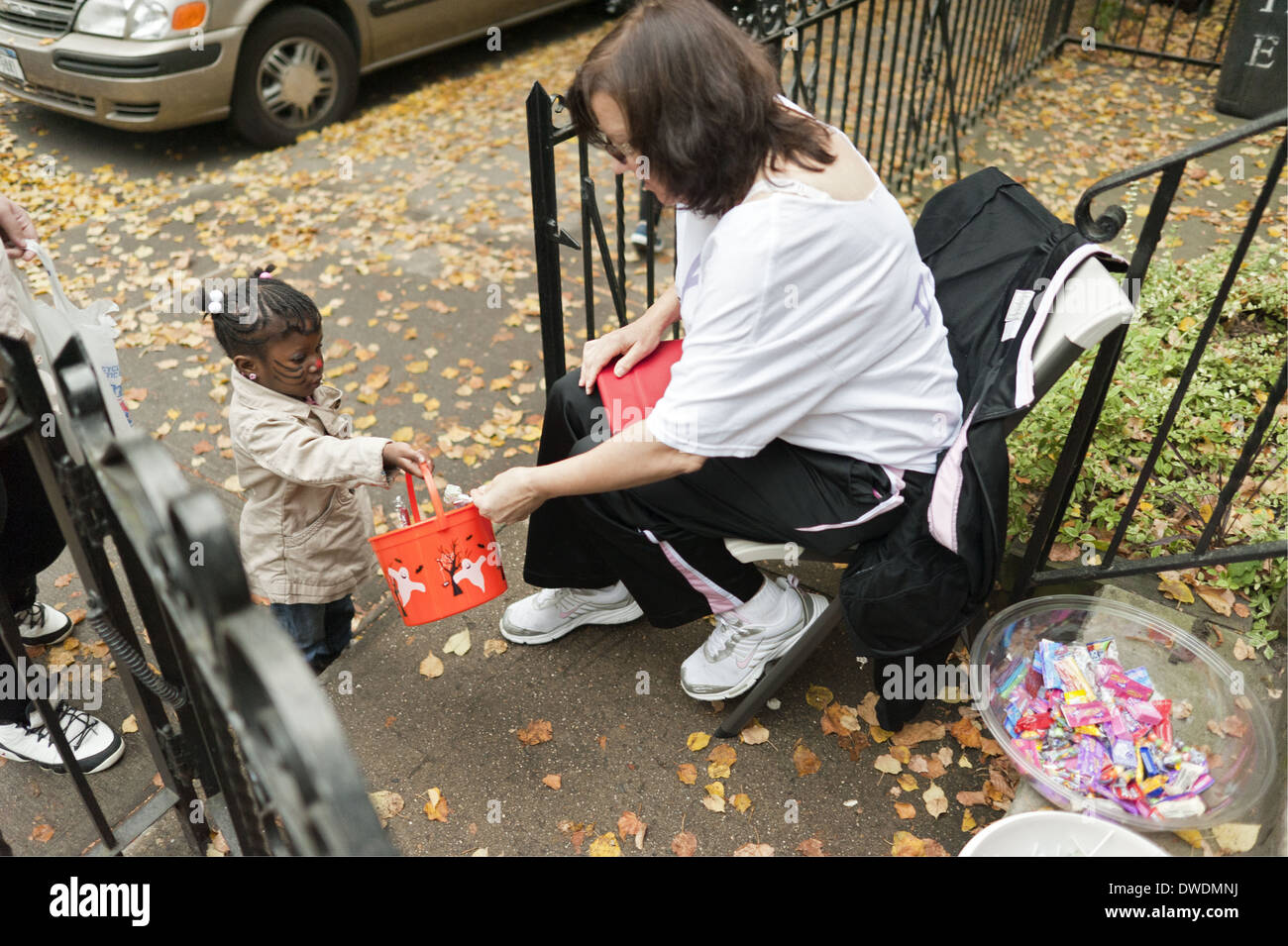 Halloween Trick oder Treaters im Kensington Abschnitt von Brooklyn, NY. Stockfoto