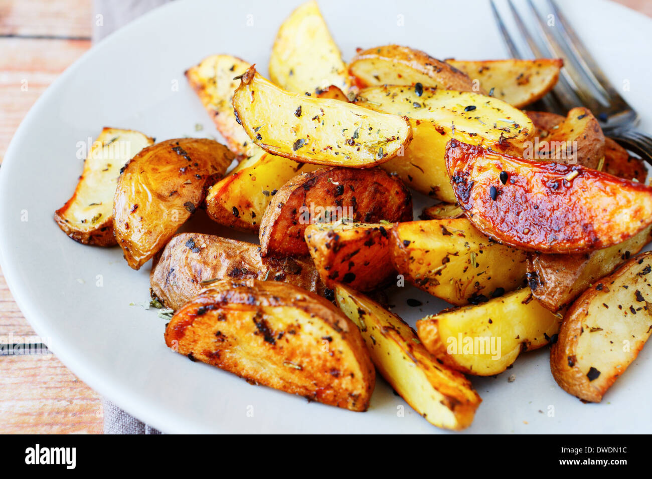 Kartoffeln mit der Schale in den Gewürzen, Essen Nahaufnahme  Stockfotografie - Alamy