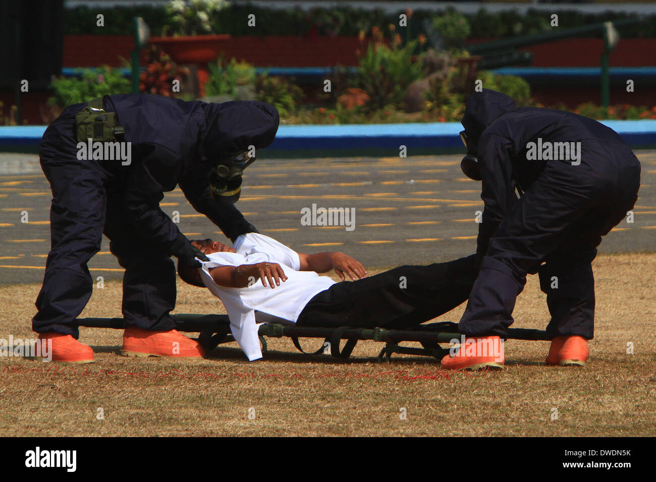 Quezon City, Philippinen. 6. März 2014. Soldaten der philippinischen Armee in Hazmat Anzügen retten ein mock Opfer während der chemische, biologische, radiologische und nukleare Sprengstoff (CBRNE) Fähigkeit Demonstration am Camp Aguinaldo in Quezon City, Philippinen, 6. März 2014. Bildnachweis: Rouelle Umali/Xinhua/Alamy Live-Nachrichten Stockfoto