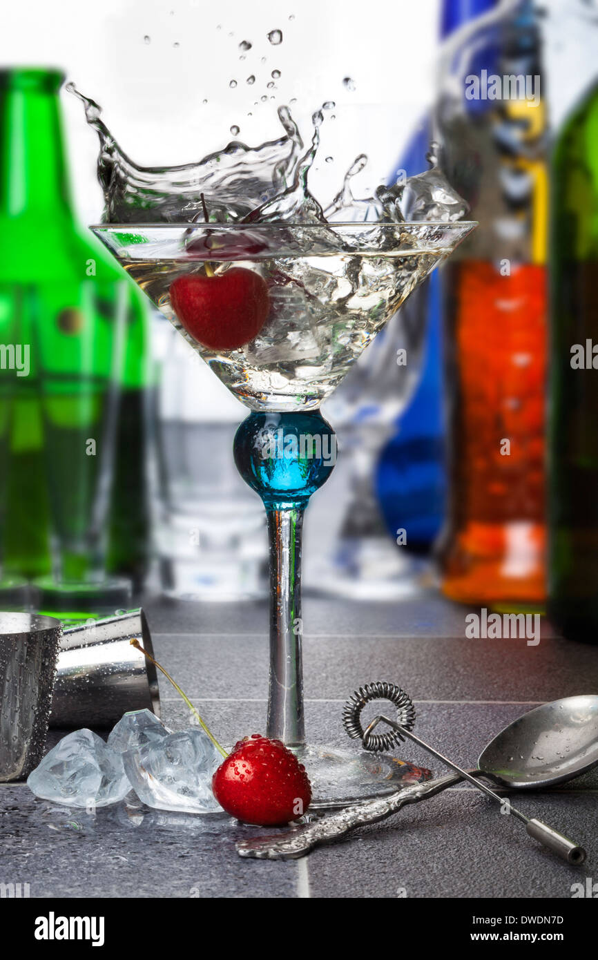 Red Cherry Spritzwasser in einen Martini Stockfoto