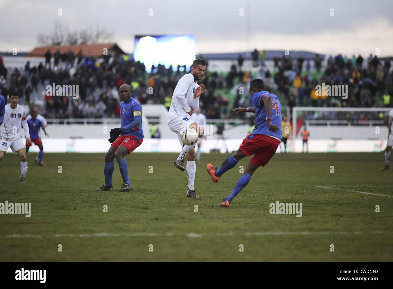 Pristina, Kosovo. 5. März 2014. Liridon Krasniqi, der spielt wie ein Mittelfeldspieler für das TFF 1. Liga Club Fethiyespor spielen für die Nationalmannschaft Kosovo während ihrer ersten FIFA Match, ein Freundschaftsspiel gegen Haiti, am Mittwoch, den 5. März sanktioniert. Das Spiel endete in einem Unentschieden 0: 0. Foto von JODI HILTON/NURPHOTO Credit: Jodi Hilton/NurPhoto/ZUMAPRESS.com/Alamy Live-Nachrichten Stockfoto