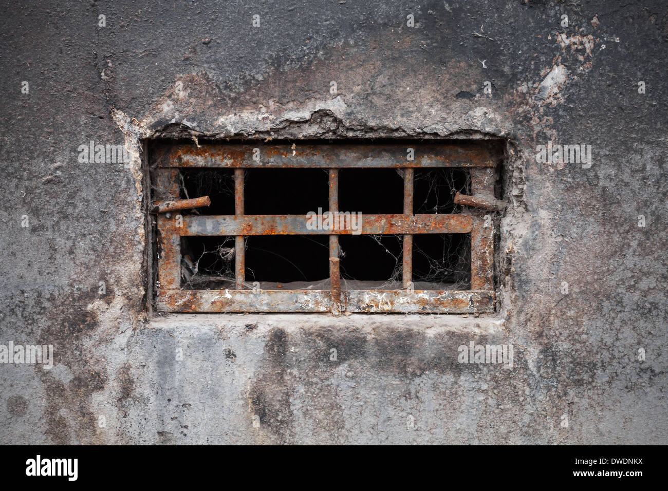 Kleine Dunkle Kellerfenster Mit Rostigem Stahl Gitter Stockfoto