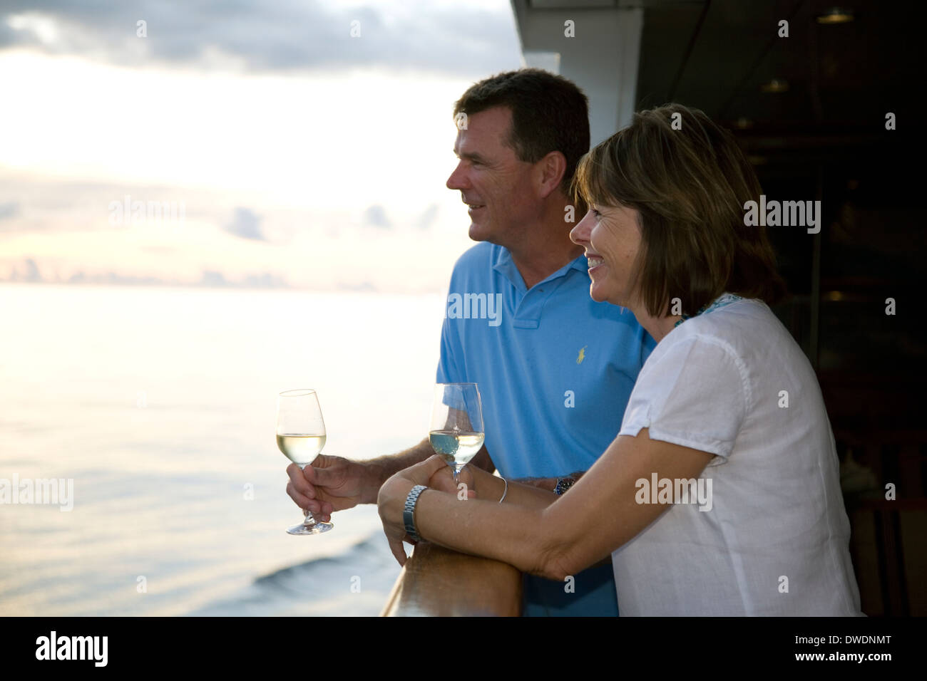 Paar Toast perfekten Tag an Bord den Aussie Luxus/Expedition Kreuzer Orion, auf dem Meer auf den Salomonen. Stockfoto