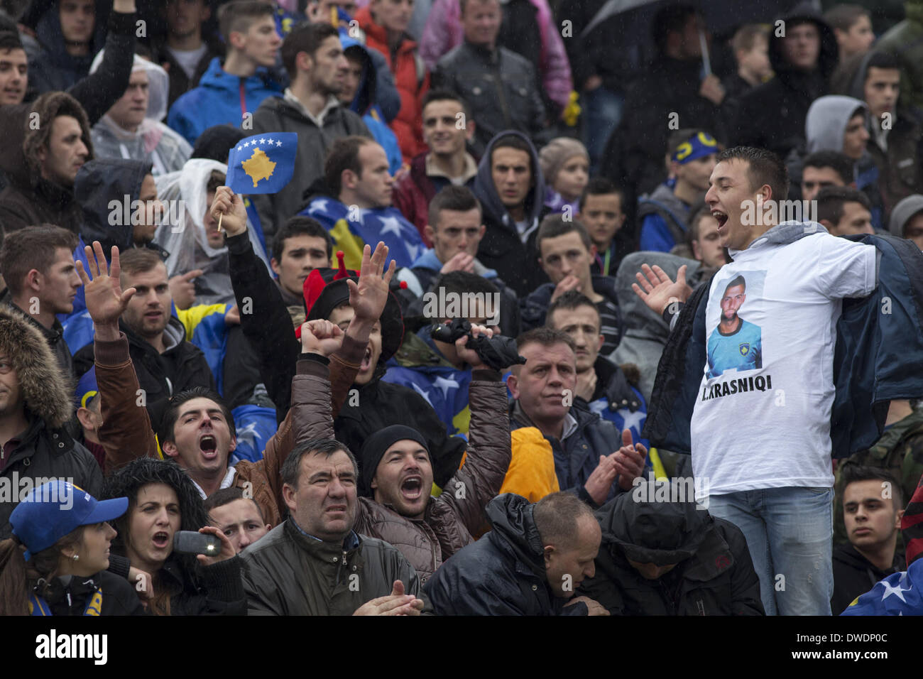 Pristina, Kosovo. 5. März 2014. Kosovo-Fans während der landesweit ersten FIFA sanktionierte match, ein Freundschaftsspiel gegen Haiti, am Mittwoch, den 5. März. Das Spiel endete in einem Unentschieden 0: 0. Foto von JODI HILTON/NURPHOTO Credit: Jodi Hilton/NurPhoto/ZUMAPRESS.com/Alamy Live-Nachrichten Stockfoto