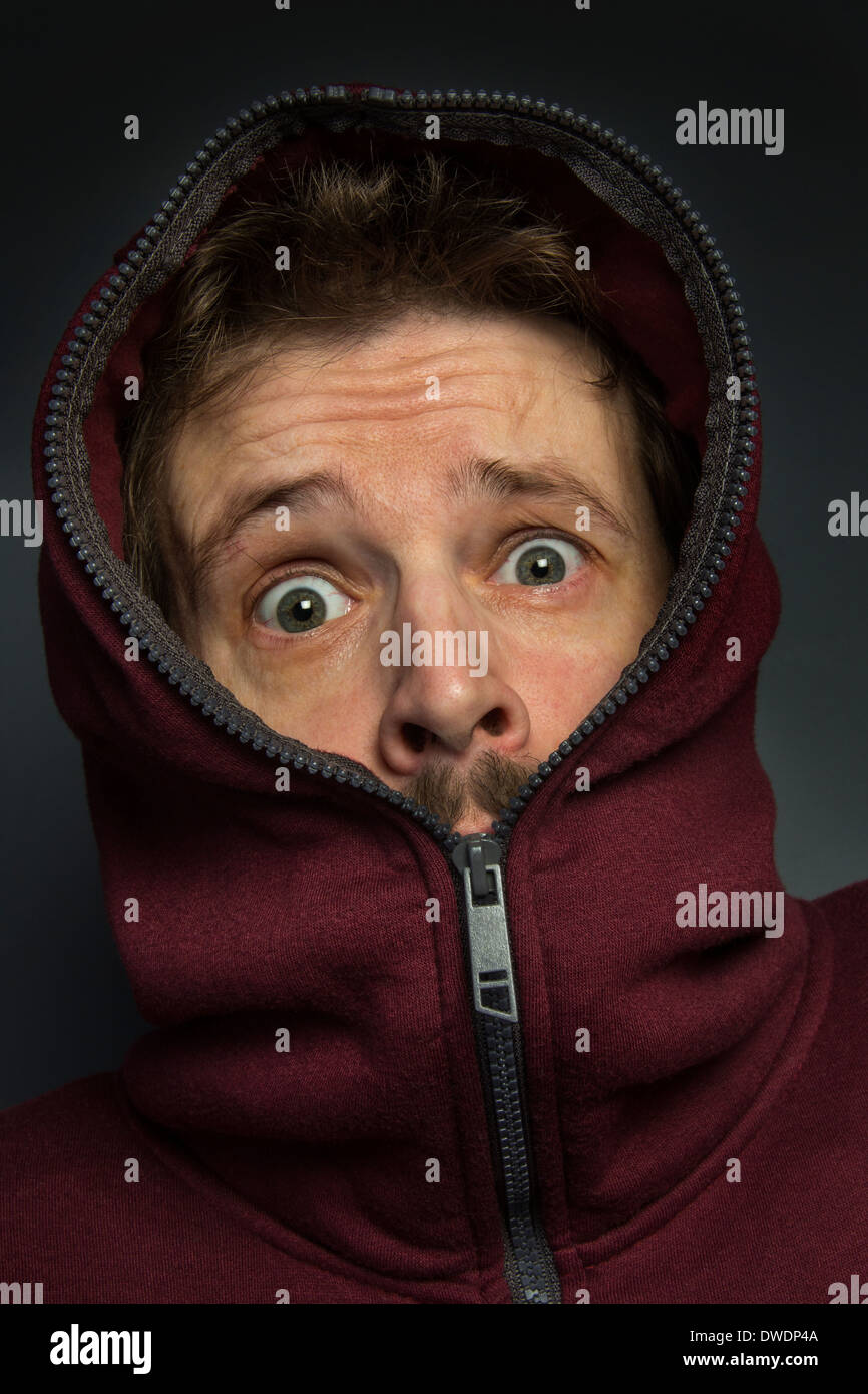 Mann in hoody mit einen Blick von Angst und Überraschung auf seinem Gesicht. Stockfoto