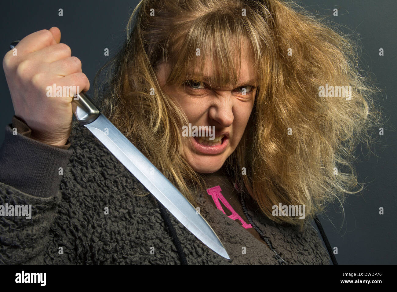 Eine verrückte psychotischen junge Frau - häusliche Gewalt Stockfoto
