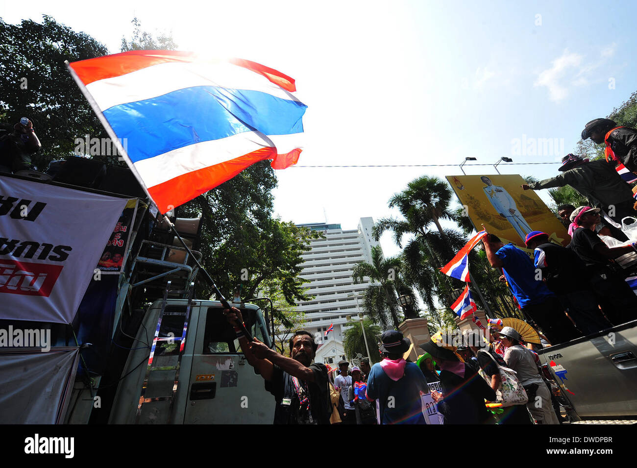 Bangkok, Thailand. 6. März 2014. Thai Anti-Regierungs-Demonstranten Welle Nationalflaggen während einer Kundgebung vor der Royal Thai Police in Bangkok, Thailand, 6. März 2014. Bildnachweis: Rachen Sageamsak/Xinhua/Alamy Live-Nachrichten Stockfoto