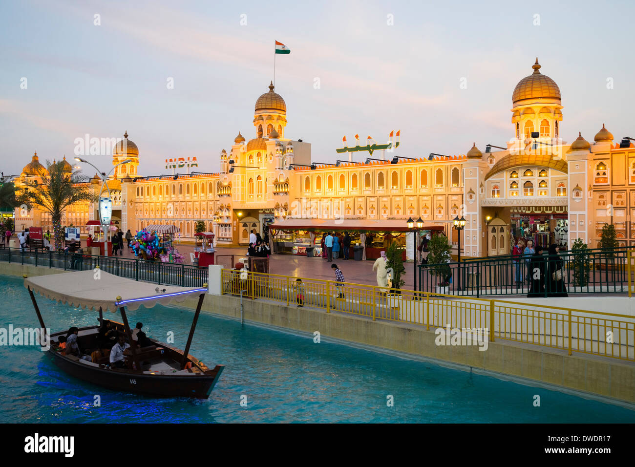 Indien-Pavillon und Kanal mit Abra Ausflugsboot im globalen Dorf kulturelle Sehenswürdigkeit in Dubai Vereinigte Arabische Emirate Stockfoto