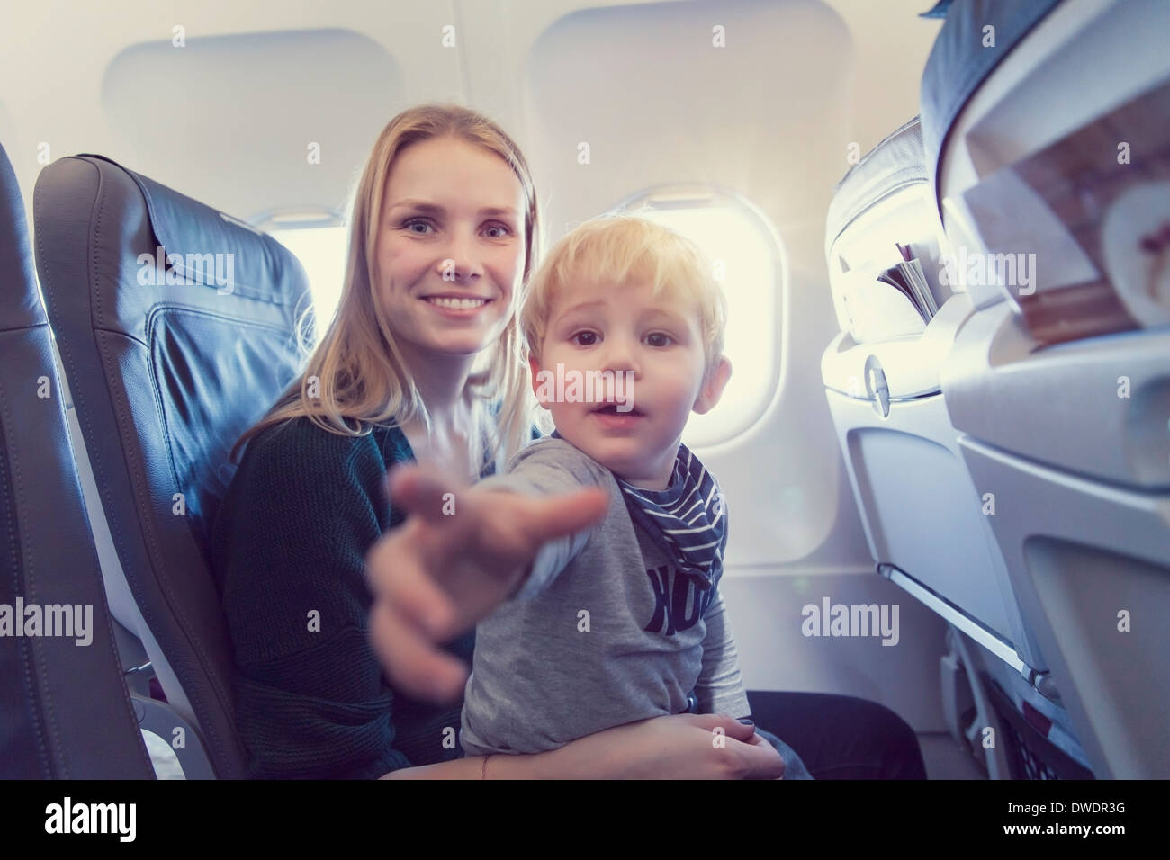 Mutter mit Sohn im Flugzeug Stockfoto