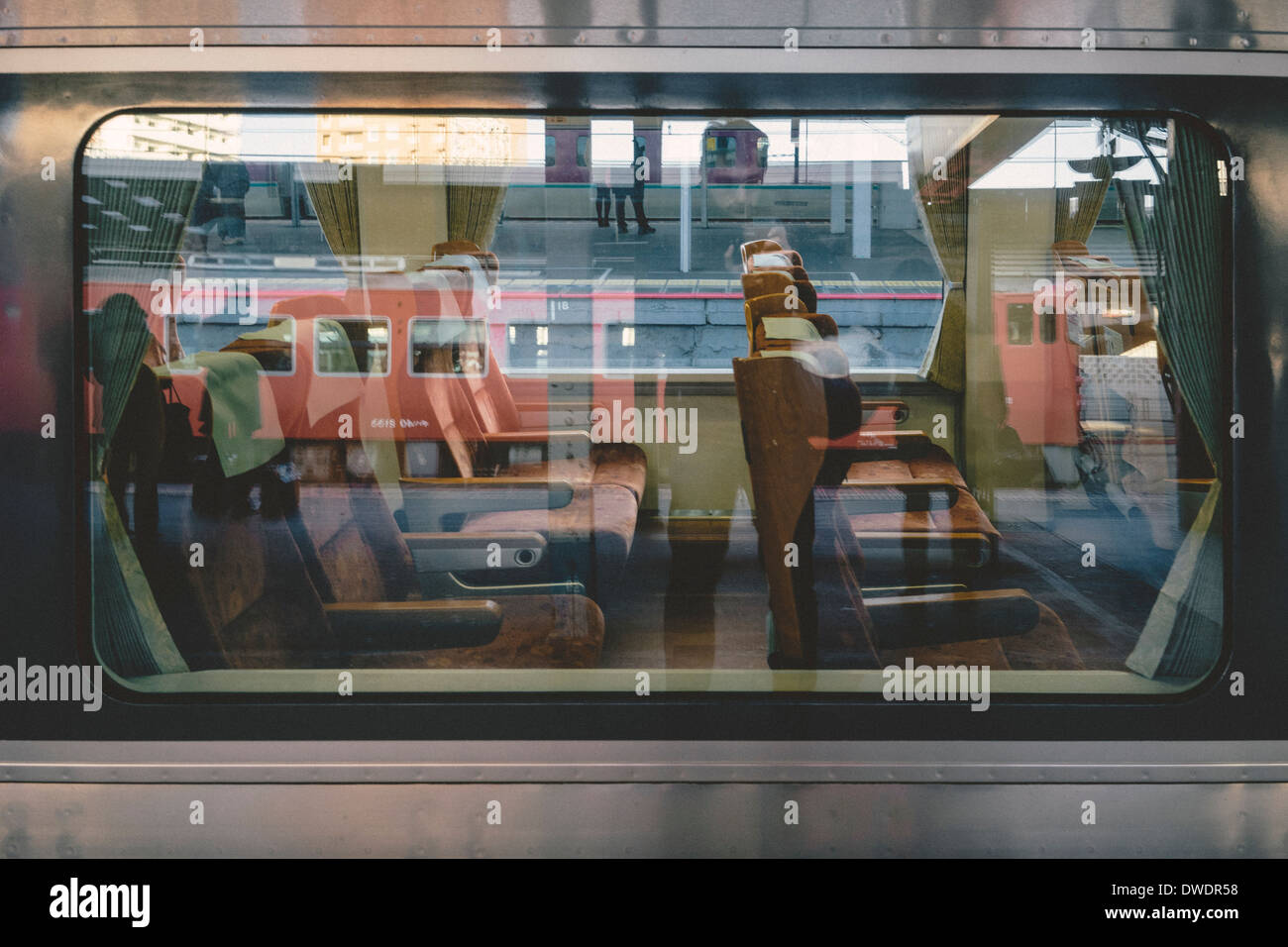 Japan, Reflexionen auf einem Zugfenster ein Nahverkehrszug Stockfoto