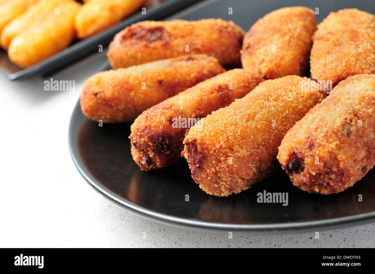 Nahaufnahme einer Platte mit Croquetas, spanische Kroketten Stockfoto