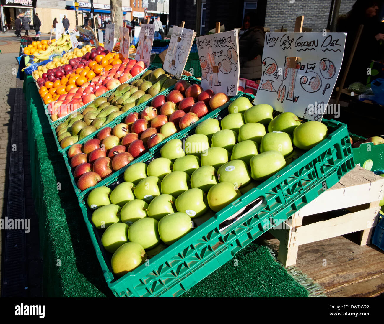 Anzeige von frischem Obst auf einem Markthändler stall England uk Stockfoto