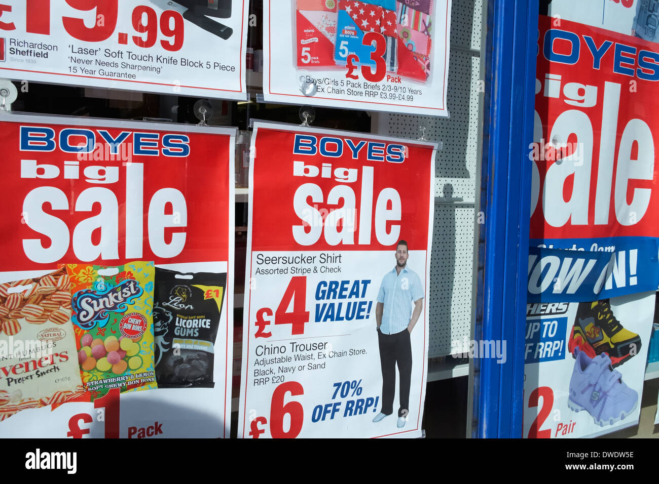 Boyes speichern große Verkauf Fenster Poster England uk Stockfoto