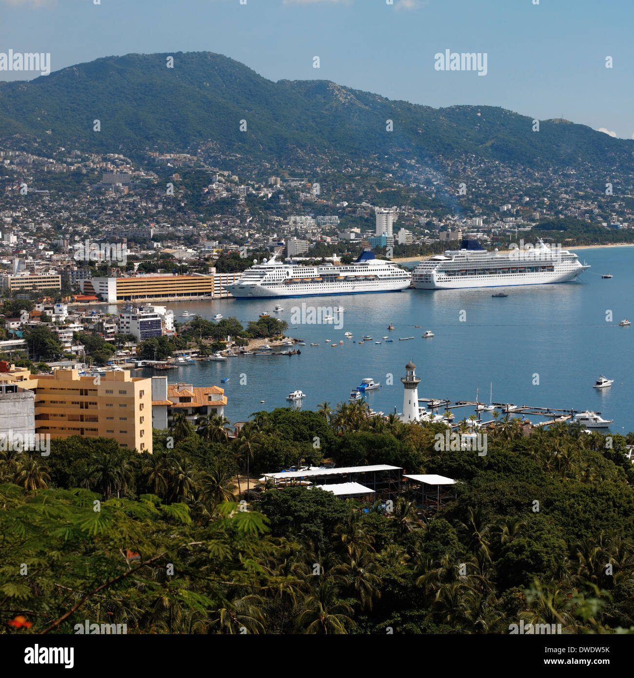 Kreuzfahrtschiffe in der Bucht von Acapulco an der Pazifikküste von Mexiko Stockfoto