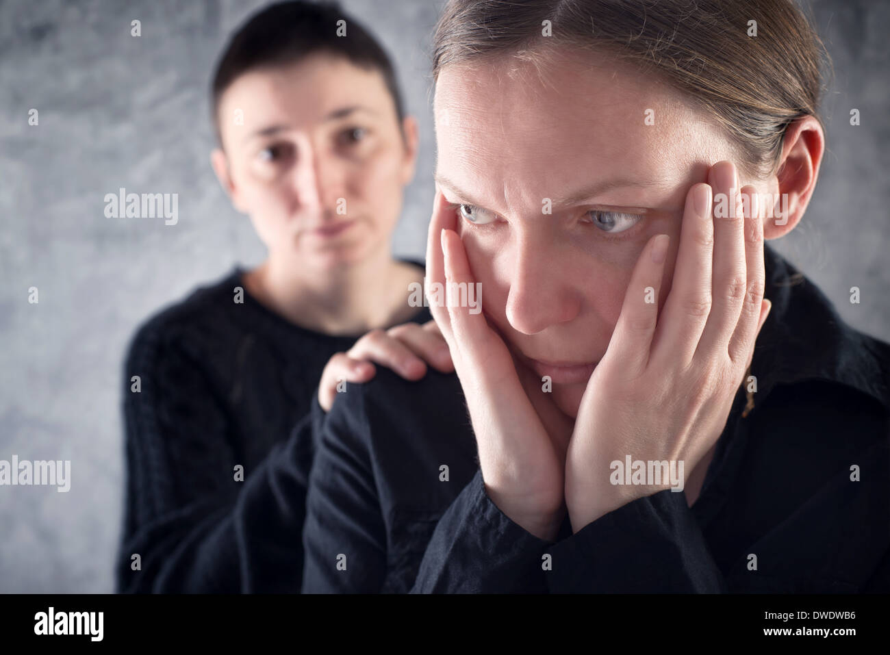 Beruhigende Freund. Frau trösten traurige Freundin mit der Hand auf die Schulter. Stockfoto