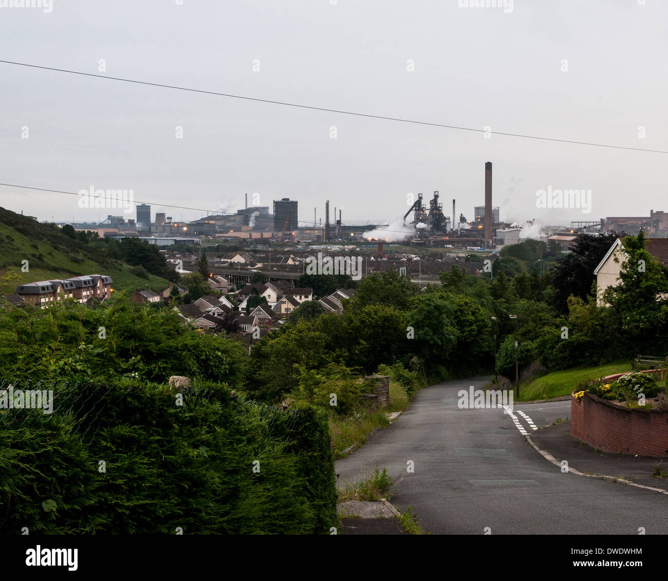 Port Talbot, Port Talbot, Vereinigtes Königreich. Architekt: Verschiedene, 2014. Blick auf Stadt und Stahlwerken. Stockfoto