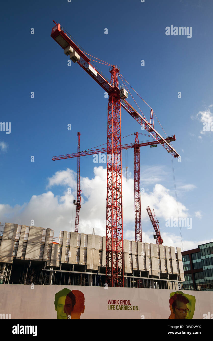 Sky Tower Krane in Manchester März 2014. Carillion 1st Street Development. Nummer eins der First Street Colin Spofforth Acrobat Skyline Skulpturen. Stockfoto