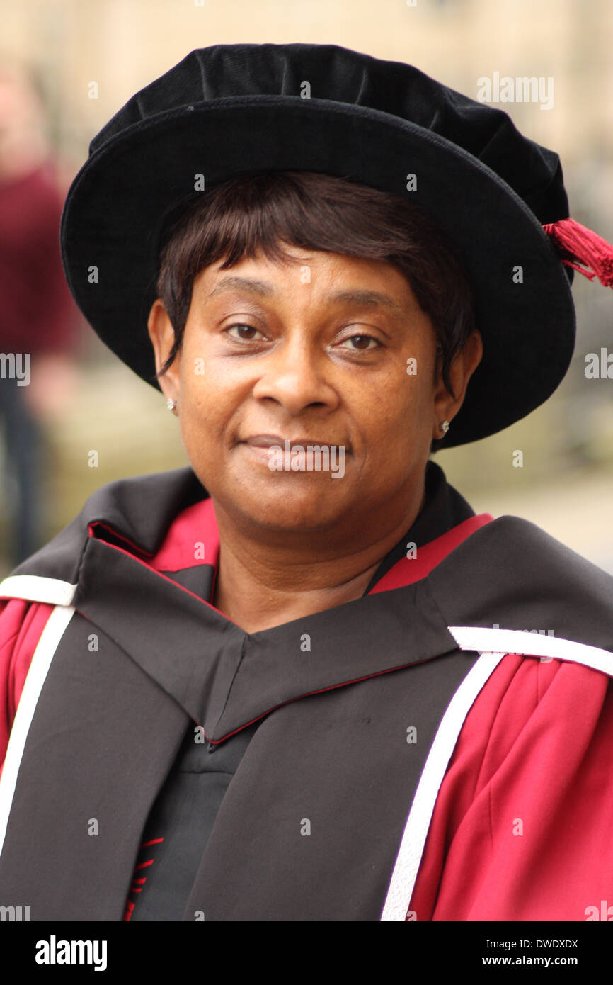 Doreen Lawrence erhält Ehrendoktorwürde von Sheffield Hallam University, Sheffield, South Yorks, England, UK Stockfoto