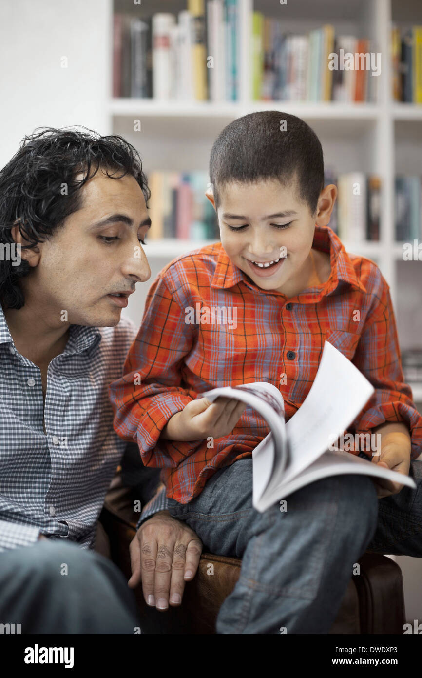 Vater Sohn bei den Hausaufgaben zu Hause unterstützen Stockfoto