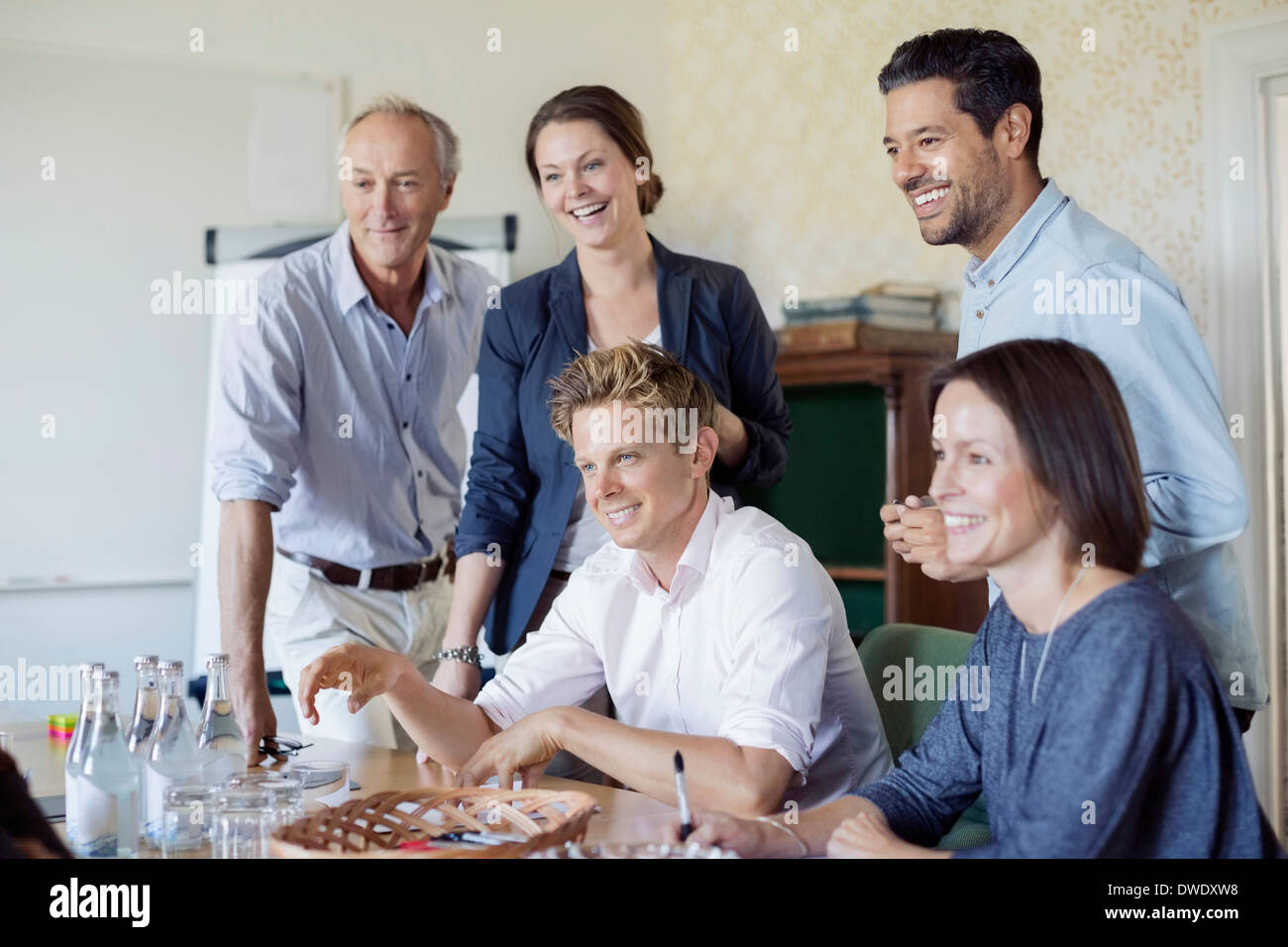 Gruppe von glücklich Geschäftsleute im Konferenzraum Stockfoto