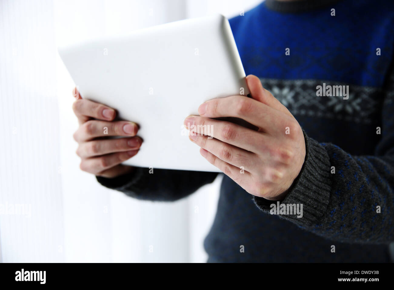 Closeup Portrait von einem männlichen Händen mit Tablet-computer Stockfoto