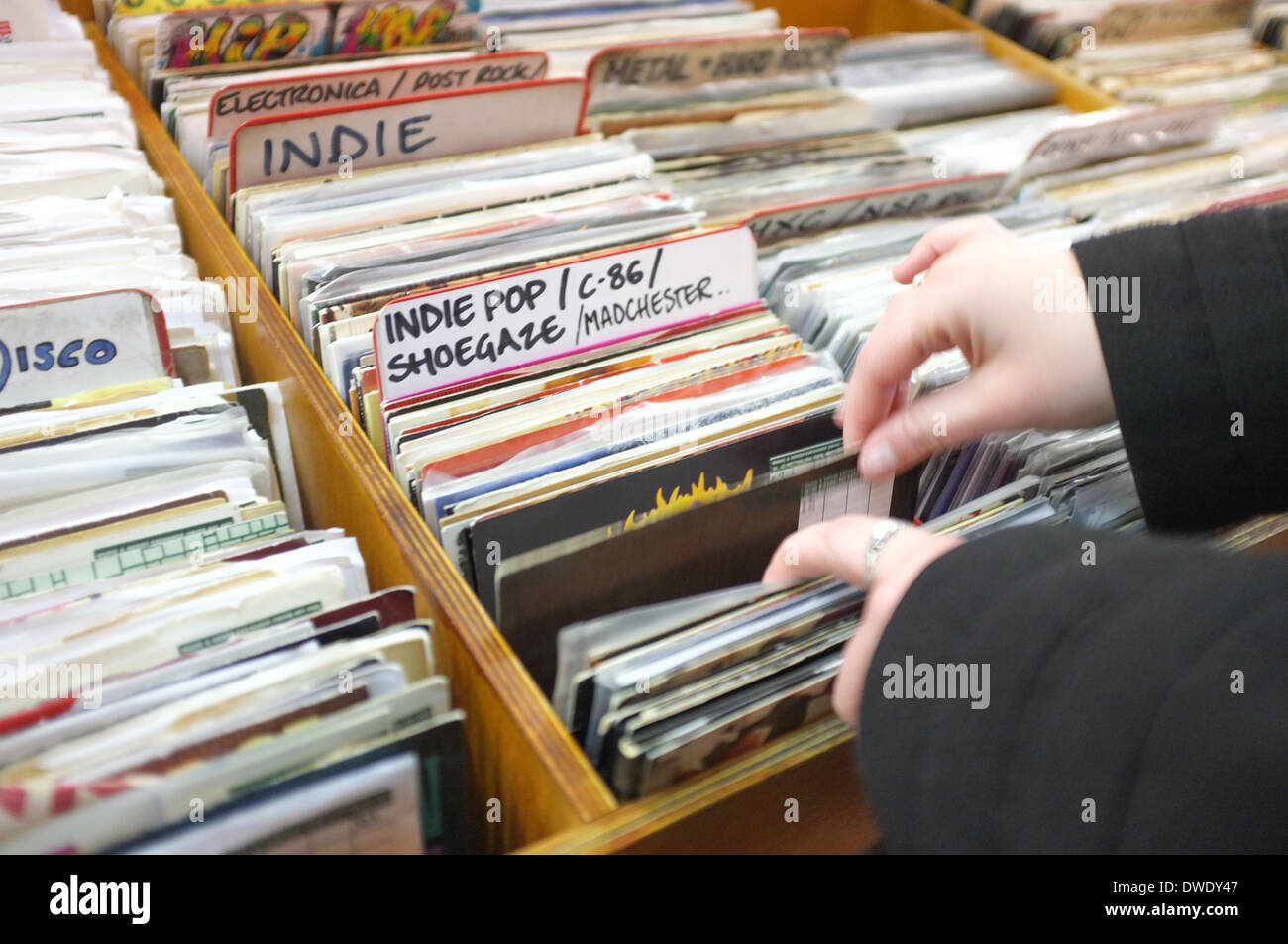 Blick durch Vinyl-Schallplatten Stockfoto