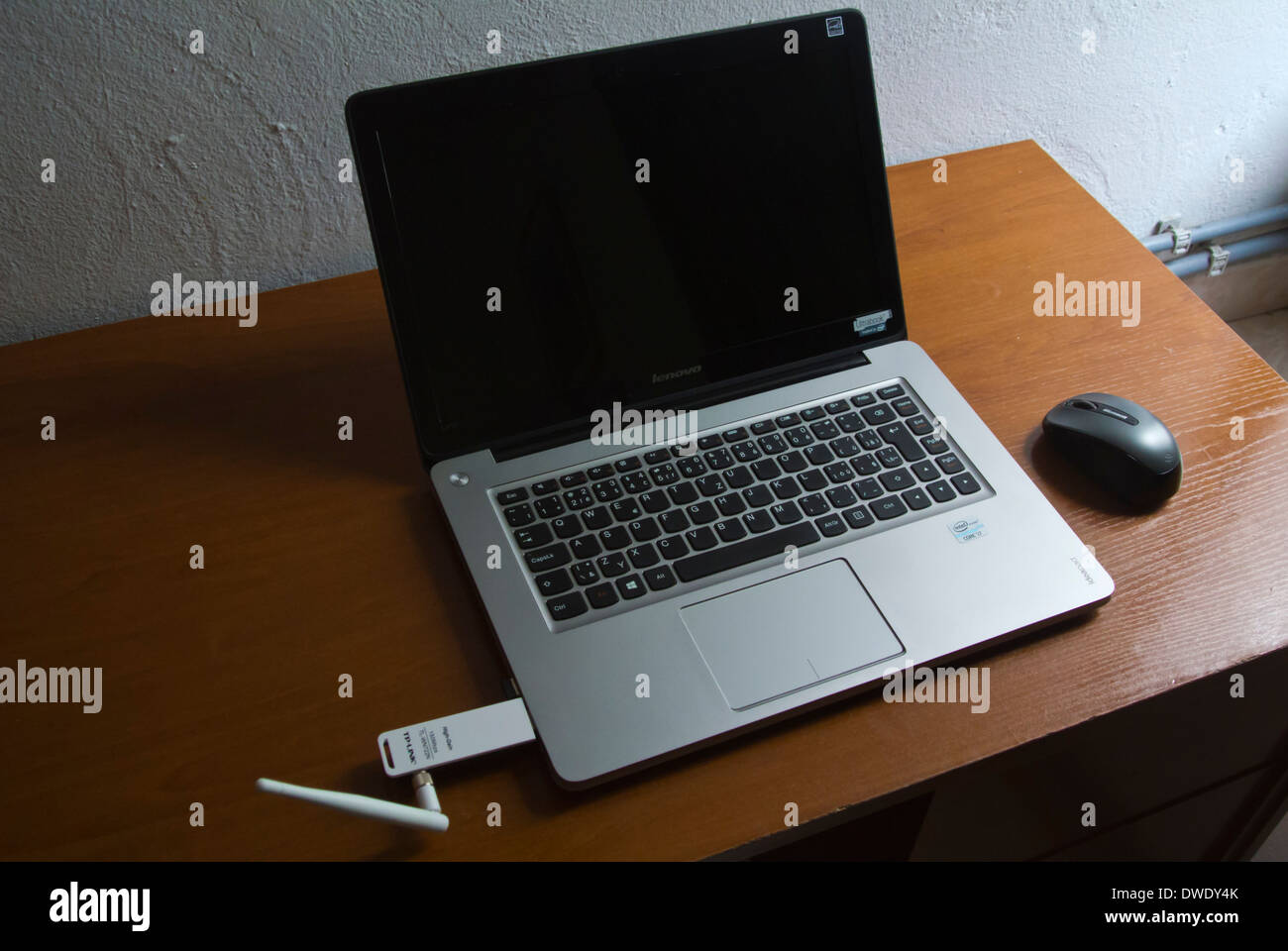 150Mbps High Gain drahtlose USB-Adapter angeschlossen in einem Lenovo Ultrabook für Internet-Zugang und eine drahtlose Bluetooth-Maus Stockfoto