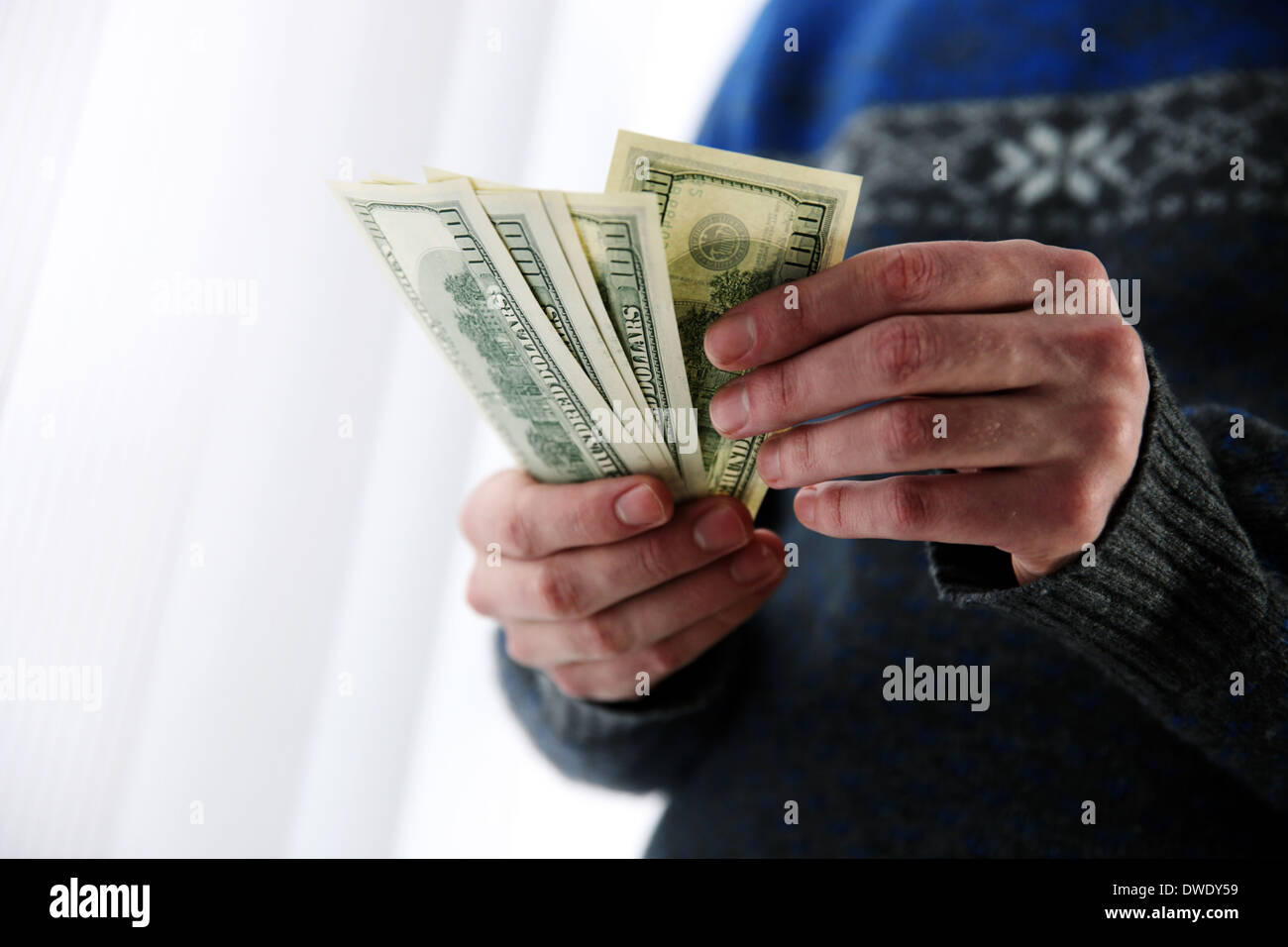 Closeup Portrait von einem männlichen Händen mit US-Dollar Stockfoto