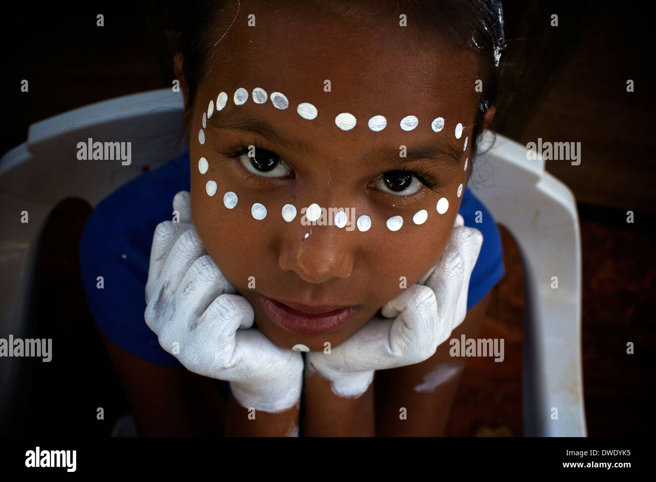Die Traumzeit-Tänzer. Eine Gruppe von jungen Tänzerinnen, die lernen und zeitgenössischen Aboriginal Tanz durchführen. Broome, Westaustralien. Stockfoto